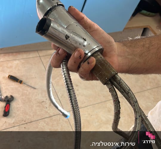 יד מחזיקה ברז מטבח עם צינורות מתכת